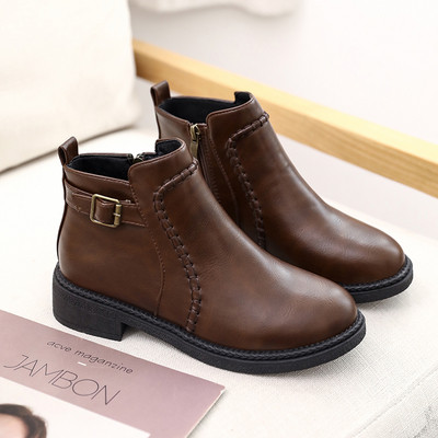 Női bőrcsizma cipzárral, lapos talpú hegyes modell fekete és barna színben