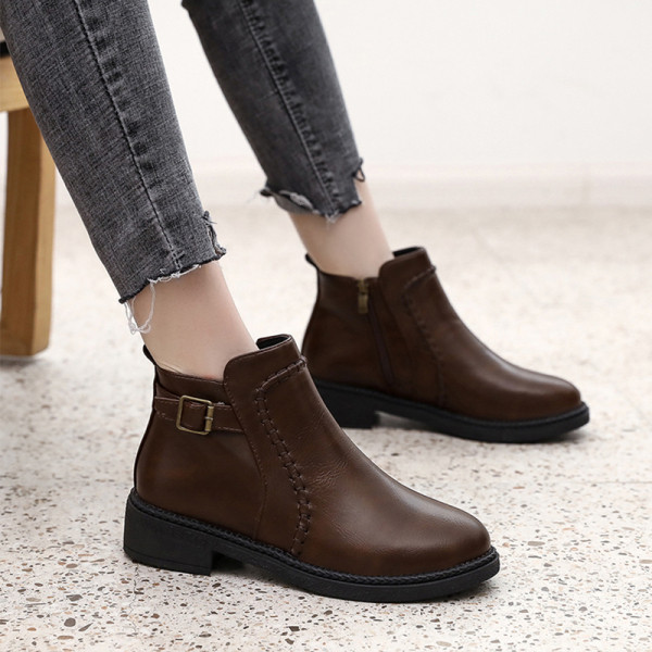 Női bőrcsizma cipzárral, lapos talpú hegyes modell fekete és barna színben