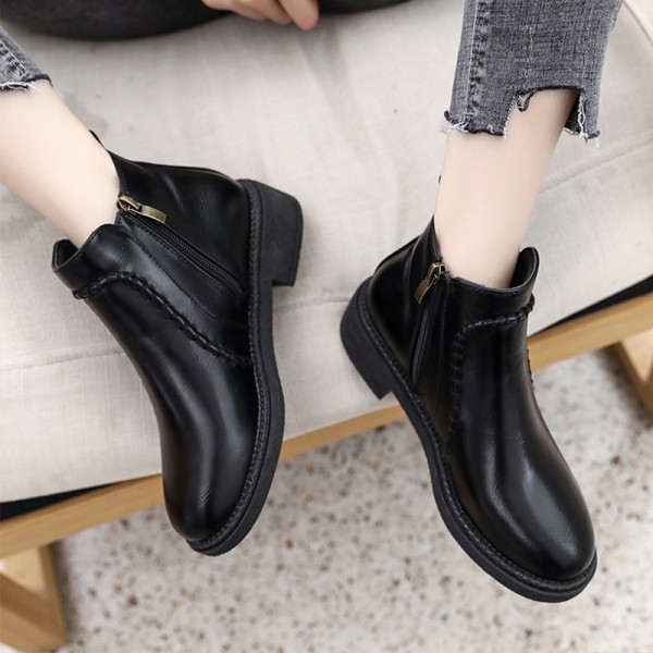 Női bőrcsizma cipzárral, lapos talpú hegyes modell fekete és barna színben