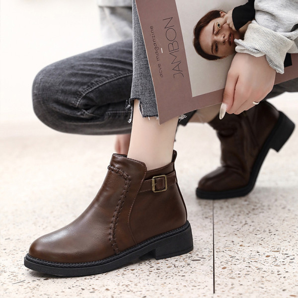 Női bőrcsizma cipzárral, lapos talpú hegyes modell fekete és barna színben