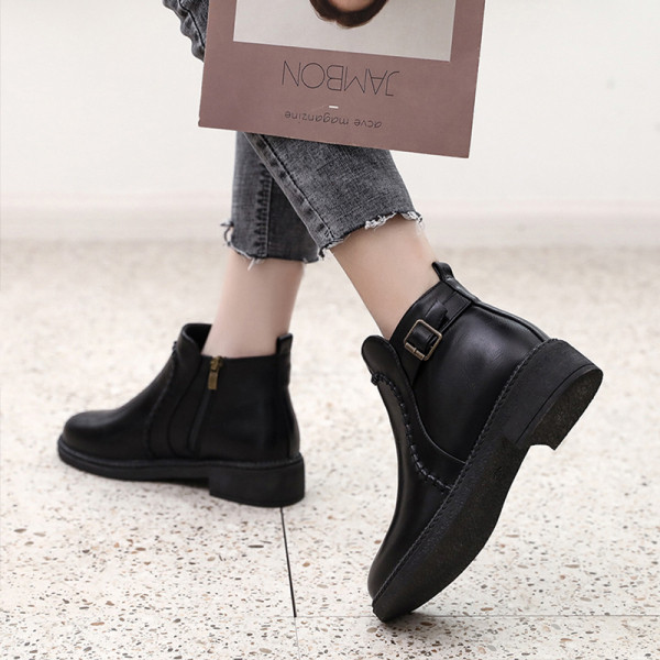 Női bőrcsizma cipzárral, lapos talpú hegyes modell fekete és barna színben