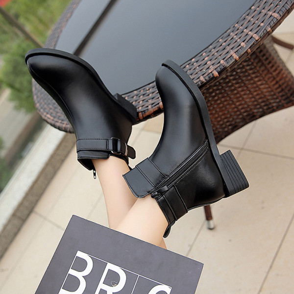 Modern női csizma eko bőrből, csattal fekete színben