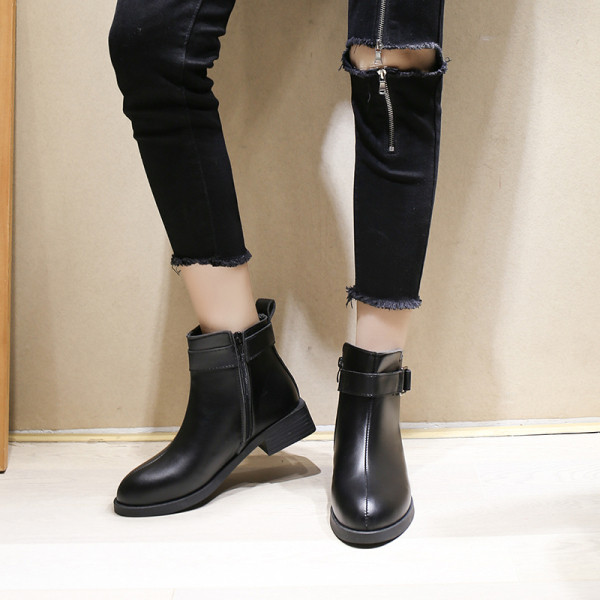 Modern női csizma eko bőrből, csattal fekete színben