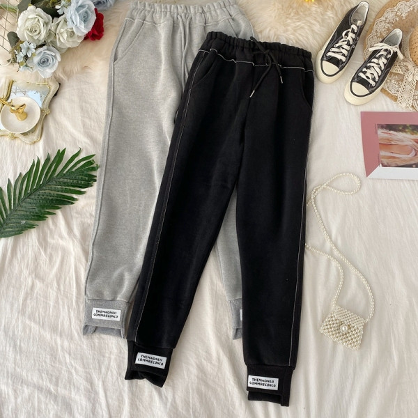 Női sportnadrág nyakkendővel és mintával három színben