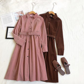 Retro stílusú női ruha gombokkal és klasszikus gallérral