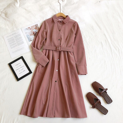 Retro stílusú női ruha gombokkal és klasszikus gallérral