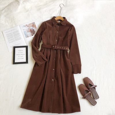 Retro stílusú női ruha gombokkal és klasszikus gallérral