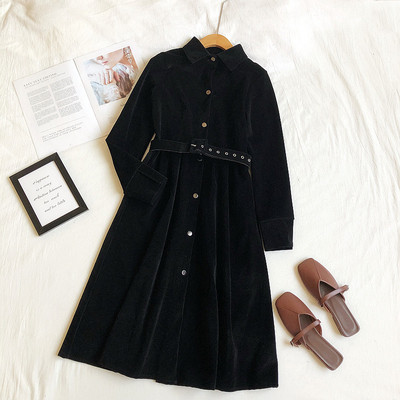 Retro stílusú női ruha gombokkal és klasszikus gallérral