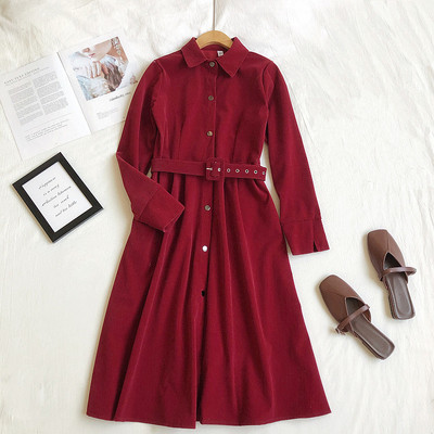 Retro stílusú női ruha gombokkal és klasszikus gallérral