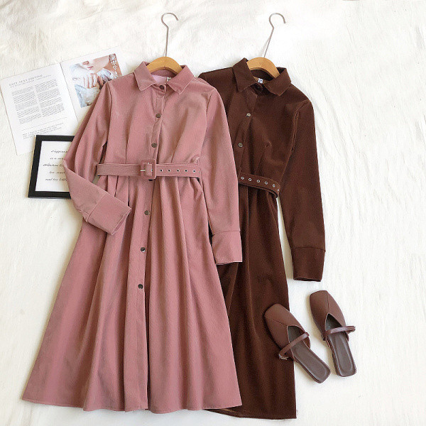 Retro stílusú női ruha gombokkal és klasszikus gallérral