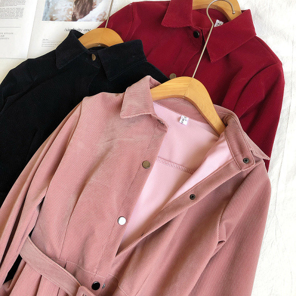 Retro stílusú női ruha gombokkal és klasszikus gallérral