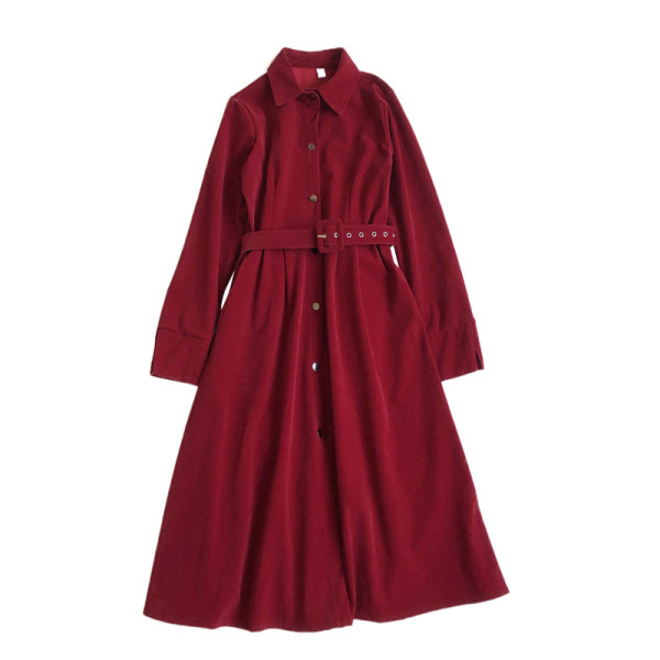 Retro stílusú női ruha gombokkal és klasszikus gallérral