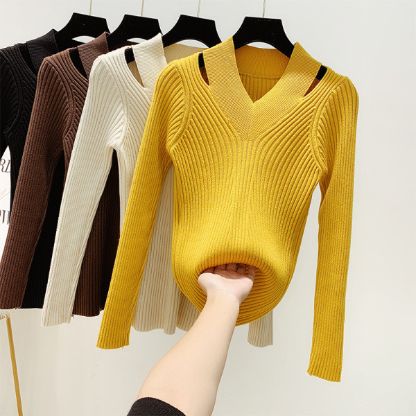 Női pulóver vékony kötésből és spitz nyakkivágással sárga, fehér, barna és fekete színekben