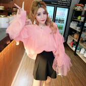 Stílusos női blúz spitz nyakkivágással és tüllvel, széles ujjakkal - többféle színben