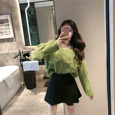 Stílusos női blúz spitz nyakkivágással és tüllvel, széles ujjakkal - többféle színben