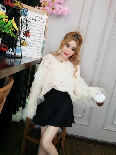 Stílusos női blúz spitz nyakkivágással és tüllvel, széles ujjakkal - többféle színben