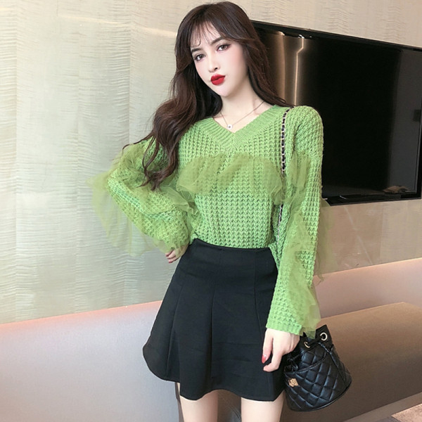 Stílusos női blúz spitz nyakkivágással és tüllvel, széles ujjakkal - többféle színben