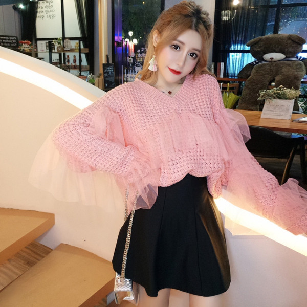 Stílusos női blúz spitz nyakkivágással és tüllvel, széles ujjakkal - többféle színben