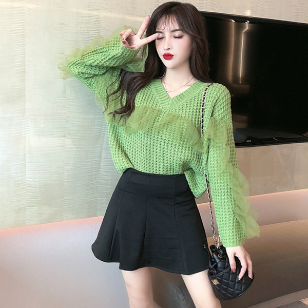 Stílusos női blúz spitz nyakkivágással és tüllvel, széles ujjakkal - többféle színben