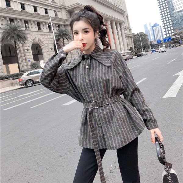 Hosszú szabású ing övvel és gombokkal