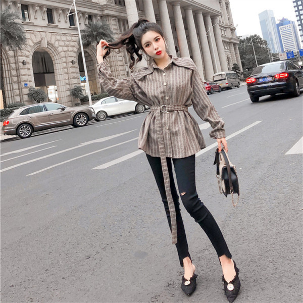 Hosszú szabású ing övvel és gombokkal