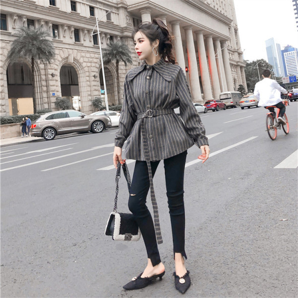 Hosszú szabású ing övvel és gombokkal