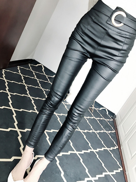 Női őszi-téli bőrnadrág aszimmetrikus övvel