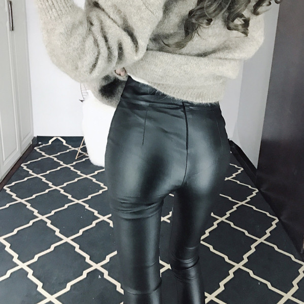 Női őszi-téli bőrnadrág aszimmetrikus övvel