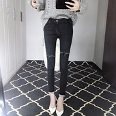 Blugi de damă cu motive rupte de culoare închisă