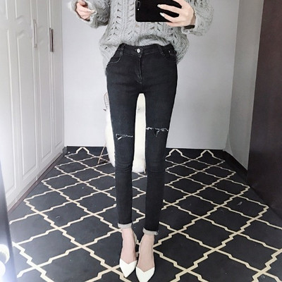 Blugi de damă cu motive rupte de culoare închisă