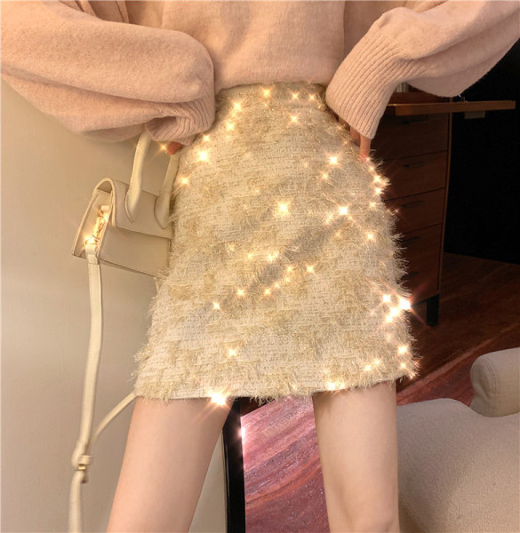 Rövid őszi-téli szoknya magas derékkal, bézs és fekete színben