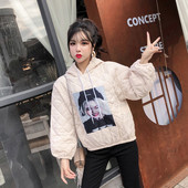 Rövid pulóver kapucnival és bézs és narancssárga rátéttel