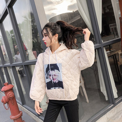 Rövid pulóver kapucnival és bézs és narancssárga rátéttel