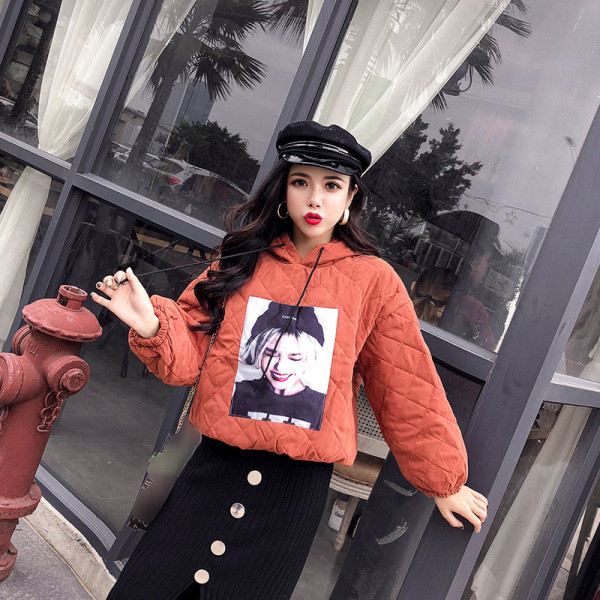 Rövid pulóver kapucnival és bézs és narancssárga rátéttel