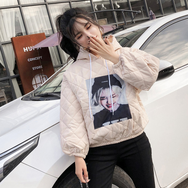 Rövid pulóver kapucnival és bézs és narancssárga rátéttel