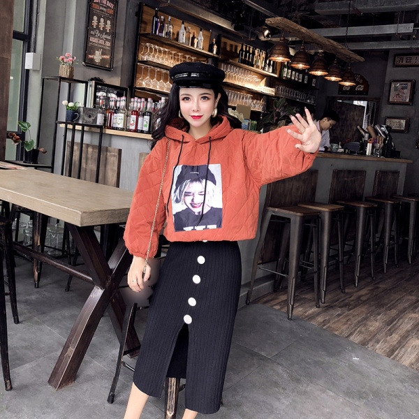 Rövid pulóver kapucnival és bézs és narancssárga rátéttel