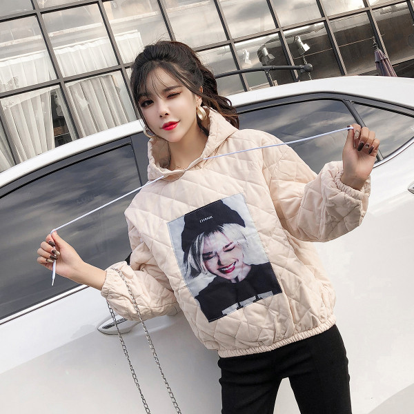 Rövid pulóver kapucnival és bézs és narancssárga rátéttel