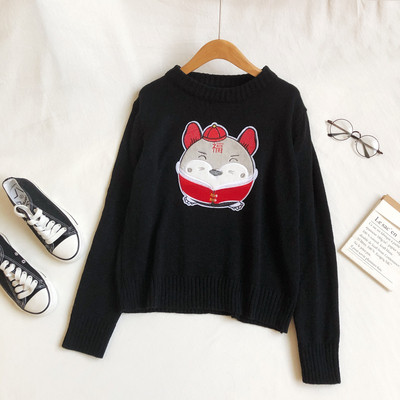 Modern női pulóver ovális nyakkivágással és hímzéssel