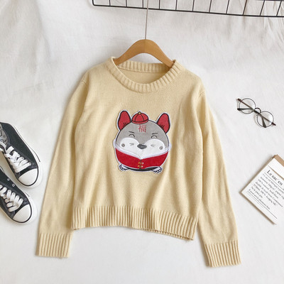 Modern női pulóver ovális nyakkivágással és hímzéssel