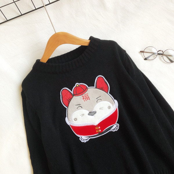 Modern női pulóver ovális nyakkivágással és hímzéssel