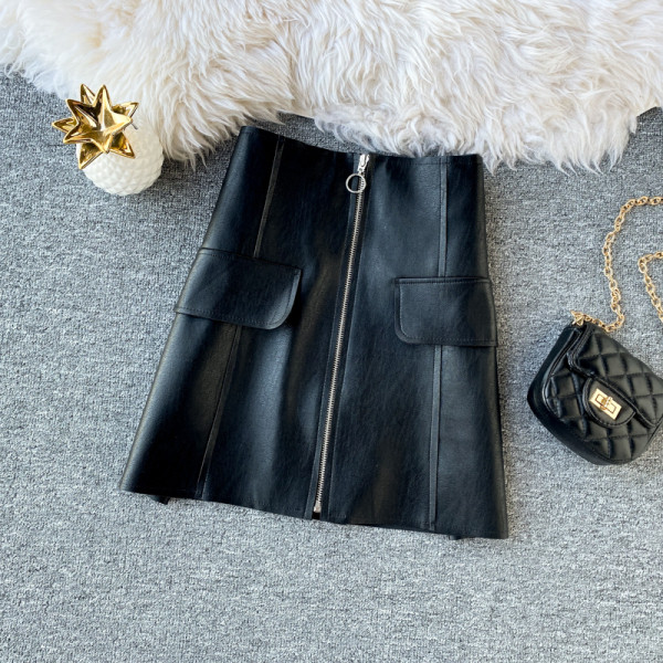 Fusta eleganta din piele de dama cu talie inalta si fermoar in negru si auriu
