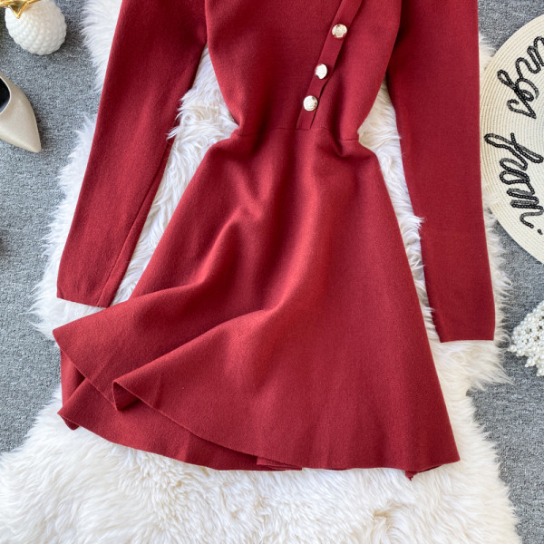 Kötött női ruha gombokkal és hosszú ujjú fekete és bordó színben