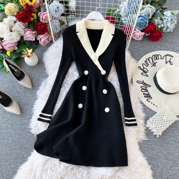 Női kötött ruha spitz nyakkivágással és gombokkal szürke és fekete színben