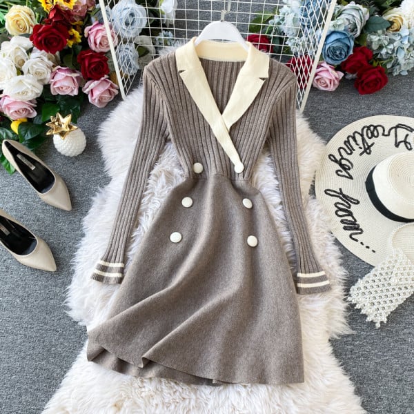 Női kötött ruha spitz nyakkivágással és gombokkal szürke és fekete színben