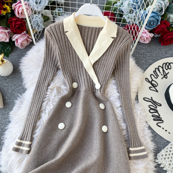 Női kötött ruha spitz nyakkivágással és gombokkal szürke és fekete színben