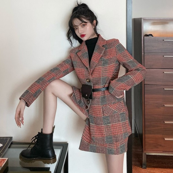 Geaca dama in carouri cu nasturi in rosu si galben