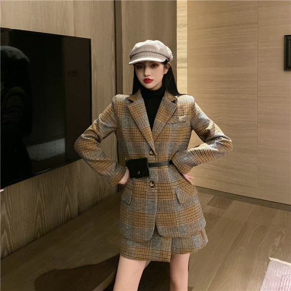 Geaca dama in carouri cu nasturi in rosu si galben