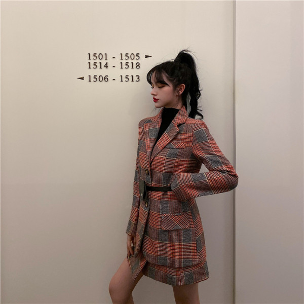 Geaca dama in carouri cu nasturi in rosu si galben