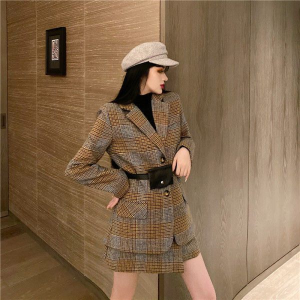 Geaca dama in carouri cu nasturi in rosu si galben