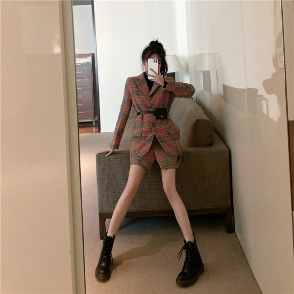 Geaca dama in carouri cu nasturi in rosu si galben